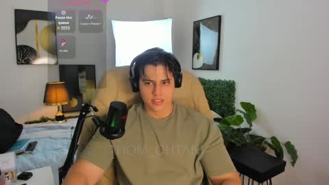 Snapshot of thom_ohtani chatting on April 3, 1:36 am thom_ohtani online show from April 3, 1:36 am