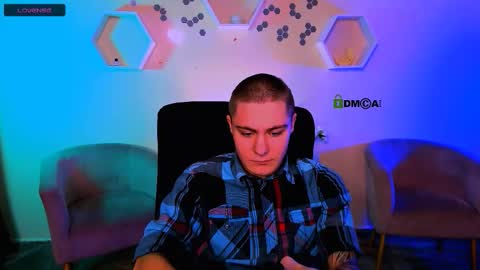 Snapshot of thomas_crow chatting on November 25, 9:42 am thomas_crow online show from November 25, 9:42 am