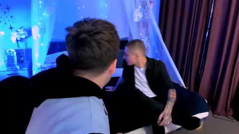 Snapshot of thomas_crow chatting on December 23, 11:08 am thomas_crow online show from December 23, 11:08 am