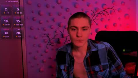 Snapshot of thomas_crow chatting on January 8, 9:44 am thomas_crow online show from January 8, 9:44 am