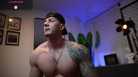 Thomas Falcon online show from February 18, 1:56 am