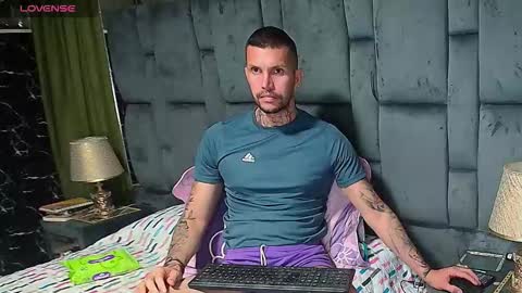 Snapshot of thomas_grey_1 chatting on November 5, 1:27 am thomas_grey_1 online show from November 5, 1:27 am