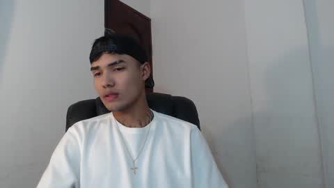 Snapshot of thomas_latin_boy chatting on December 4, 6:22 am Thomas online show from December 4, 6:22 am