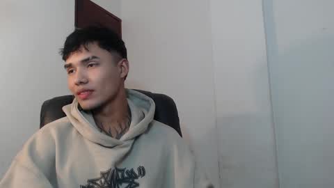 Snapshot of thomas_latin_boy chatting on December 4, 9:29 am Thomas online show from December 4, 9:29 am