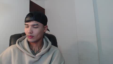 Snapshot of thomas_latin_boy chatting on December 4, 12:36 pm Thomas online show from December 4, 12:36 pm