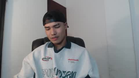 Snapshot of thomas_latin_boy chatting on December 12, 3:54 am Thomas online show from December 12, 3:54 am