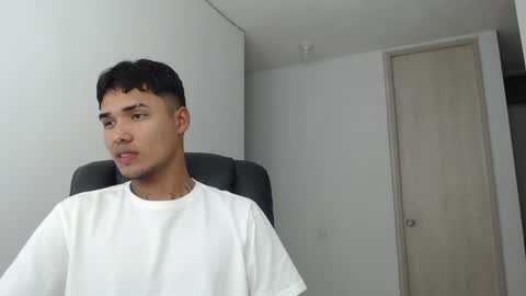 Snapshot of thomas_latin_boy chatting on January 15, 4:57 am Thomas online show from January 15, 4:57 am