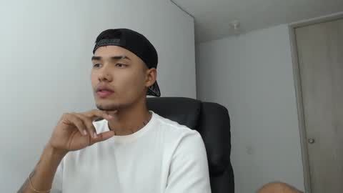 Snapshot of thomas_latin_boy chatting on January 15, 7:59 am Thomas online show from January 15, 7:59 am