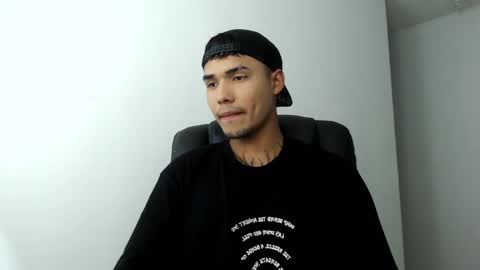 Snapshot of thomas_latin_boy chatting on January 17, 6:36 am Thomas online show from January 17, 6:36 am