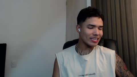 Snapshot of thomas_latin_boy chatting on January 28, 12:22 pm Thomas online show from January 28, 12:22 pm