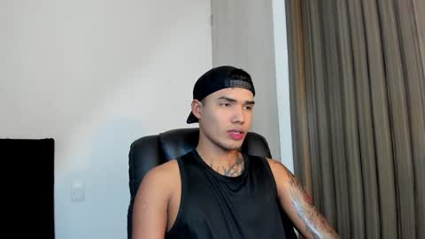 Snapshot of thomas_latin_boy chatting on February 3, 5:40 am Thomas online show from February 3, 5:40 am