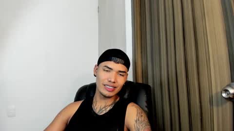 Snapshot of thomas_latin_boy chatting on February 7, 11:55 pm Thomas online show from February 7, 11:55 pm