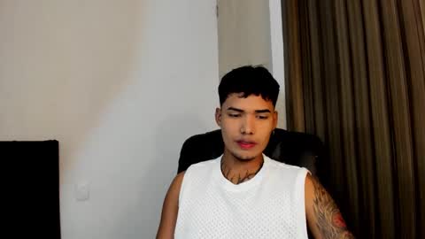 Snapshot of thomas_latin_boy chatting on February 9, 5:29 am Thomas online show from February 9, 5:29 am