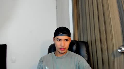 Snapshot of thomas_latin_boy chatting on February 10, 5:58 am Thomas online show from February 10, 5:58 am