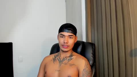 Snapshot of thomas_latin_boy chatting on February 10, 12:08 pm Thomas online show from February 10, 12:08 pm