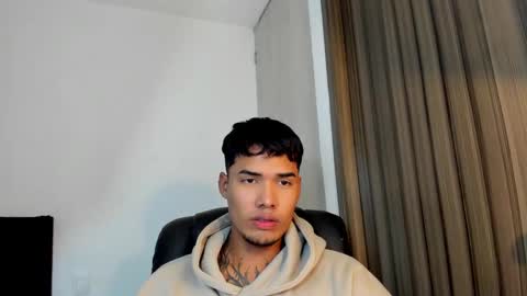 Snapshot of thomas_latin_boy chatting on February 12, 8:16 am Thomas online show from February 12, 8:16 am