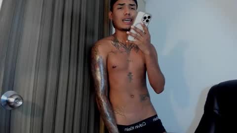 Snapshot of thomas_latin_boy chatting on February 19, 5:06 pm Thomas online show from February 19, 5:06 pm