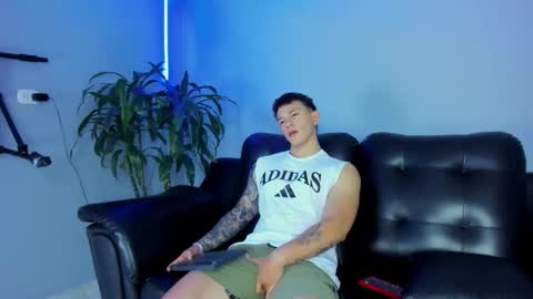 Snapshot of thomas_moon_ chatting on September 29, 12:54 pm Thomas online show from September 29, 12:54 pm