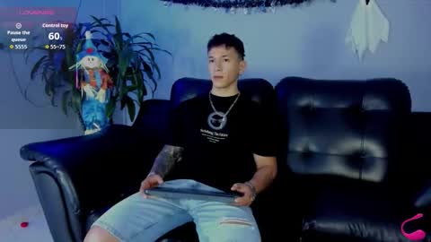 Snapshot of thomas_moon_ chatting on October 12, 7:24 pm Thomas online show from October 12, 7:24 pm