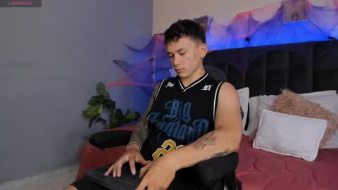 Snapshot of thomas_moon_ chatting on October 16, 12:50 pm Thomas online show from October 16, 12:50 pm