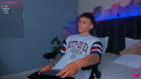 Snapshot of thomas_moon_ chatting on October 20, 1:00 pm Thomas online show from October 20, 1:00 pm