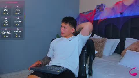 Snapshot of thomas_moon_ chatting on October 25, 12:23 pm Thomas online show from October 25, 12:23 pm