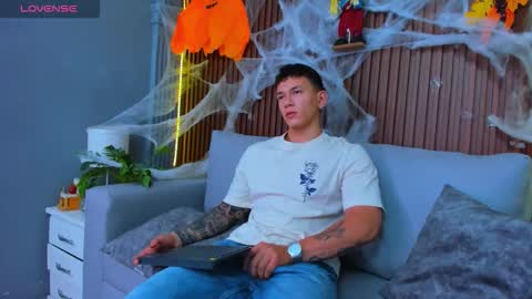 Snapshot of thomas_moon_ chatting on October 29, 11:23 am Thomas online show from October 29, 11:23 am