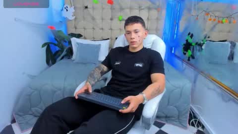 Snapshot of thomas_moon_ chatting on October 31, 12:17 pm Thomas online show from October 31, 12:17 pm