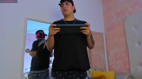 Snapshot of thomas_thundr chatting on March 25, 4:07 am Thomas and Faon online show from March 25, 4:07 am