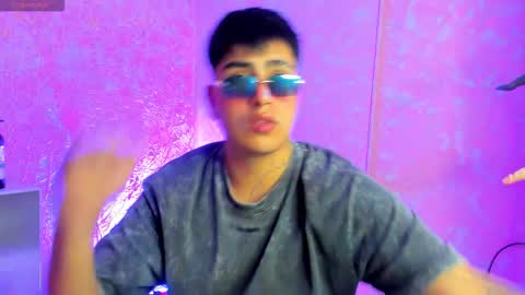 Snapshot of thomas_thundr chatting on March 30, 5:19 am Thomas and Faon online show from March 30, 5:19 am