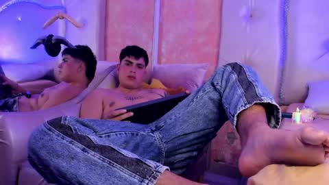 Snapshot of thomas_thundr chatting on April 1, 4:24 am Thomas and Faon online show from April 1, 4:24 am