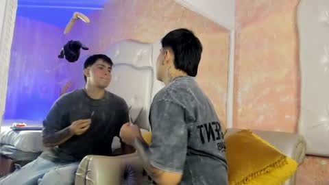 Snapshot of thomas_thundr chatting on April 2, 4:32 am Thomas and Faon online show from April 2, 4:32 am