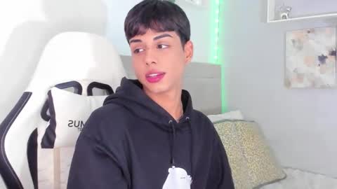 Snapshot of thomas_wild chatting on October 26, 7:47 am Thomas online show from October 26, 7:47 am