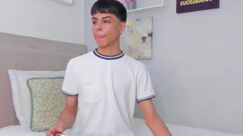 Snapshot of thomas_wild chatting on February 3, 6:22 am Thomas online show from February 3, 6:22 am