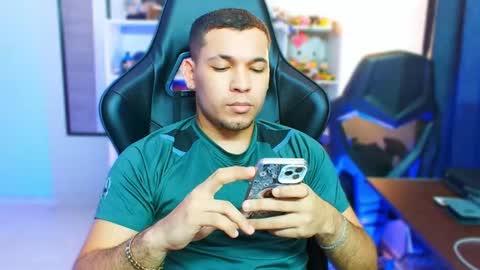 Snapshot of thomascollins__ chatting on October 24, 6:54 am Thomas online show from October 24, 6:54 am