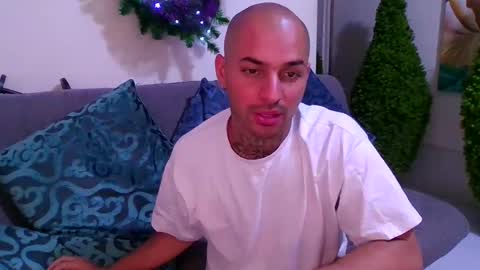 Snapshot of thomassmith2023 chatting on December 14, 9:13 pm thomas  smith online show from December 14, 9:13 pm