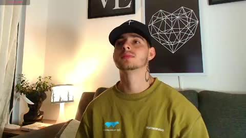 Snapshot of thomylov chatting on March 28, 9:42 am thomylov online show from March 28, 9:42 am