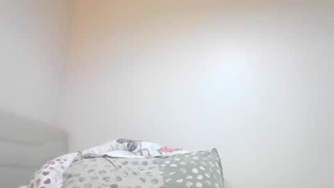 three legs24cm online show from February 9, 9:19 pm