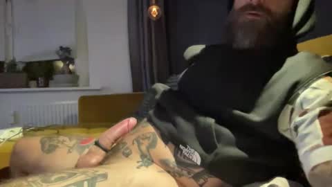 Snapshot of throatface_killah chatting on October 11, 2:00 am throatface_killah online show from October 11, 2:00 am