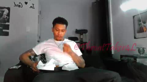 Snapshot of throattaker4l_ chatting on May 27, 7:38 am ThroatTaker4l online show from May 27, 7:38 am
