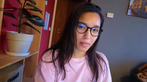 tia_j online show from January 16, 6:50 am
