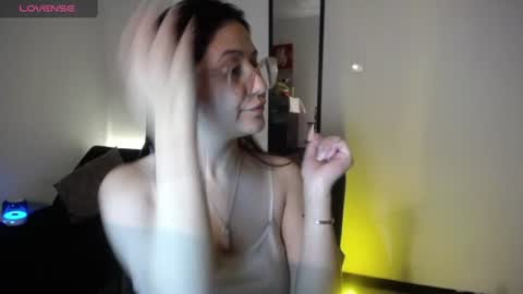 Snapshot of tiana_sweett chatting on June 19, 2:27 am tiana online show from June 19, 2:27 am