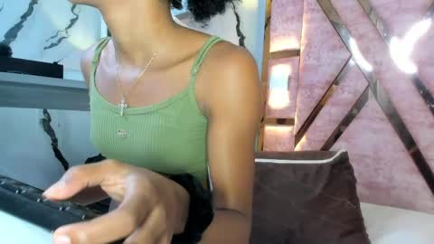 Snapshot of tifany_bigdick chatting on May 4, 6:48 pm Tifanny online show from May 4, 6:48 pm