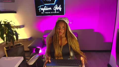 Snapshot of tifanytaylor1_ chatting on February 3, 4:57 am TIFF online show from February 3, 4:57 am