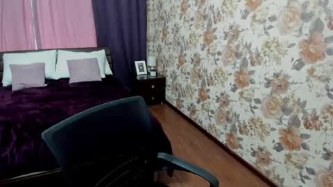 tiffanyyoun online show from October 14, 10:38 am