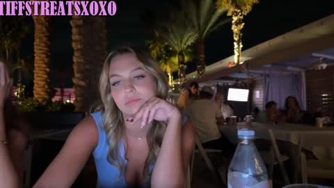 Snapshot of tiffstreatsxoxo chatting on April 22, 3:42 am Tiffstreatsxoxo online show from April 22, 3:42 am