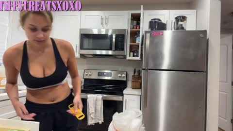 Snapshot of tiffstreatsxoxo chatting on May 2, 6:35 pm Tiffstreatsxoxo online show from May 2, 6:35 pm