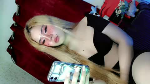 Snapshot of tight_elliana chatting on June 19, 11:25 am tight_elliana online show from June 19, 11:25 am