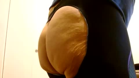 Snapshot of tightshortsspank chatting on April 27, 3:04 am Tightshortsspank online show from April 27, 3:04 am