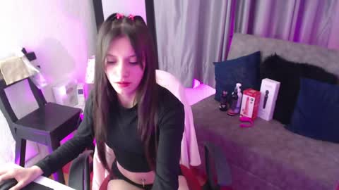 tiinajonus_ online show from May 18, 4:07 am